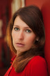 Junge Frau lehnt an roter Wand