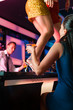 Frauen in einem Club oder Bar tanzen auf dem Tisch