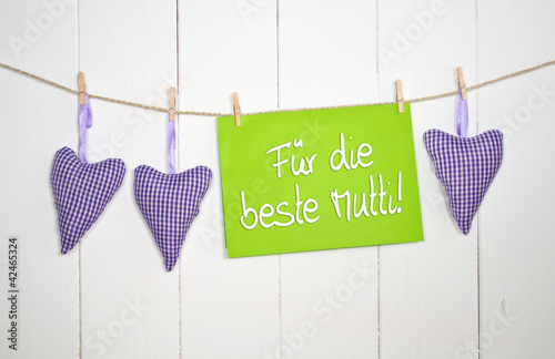 Photo: 3 Stoffherzen mit Muttertag auf Holzbrett 3 Stoffherzen mit Muttertag auf Holzbrett