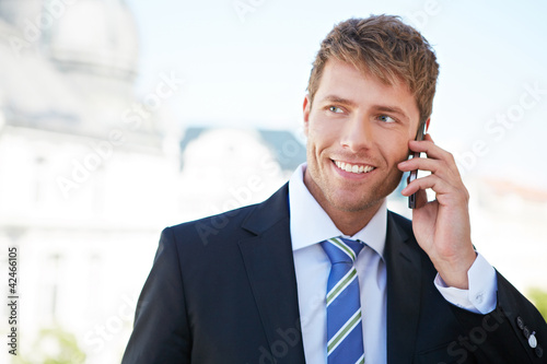Foto: Geschäftsmann telefoniert mit Smartphone Geschäftsmann telefoniert mit Smartphone