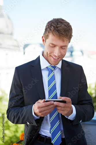 Foto: Mann schaut auf Display von Smartphone Mann schaut auf Display von Smartphone
