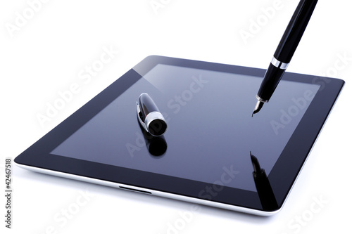 Photo: Change demonstrated by digital tablet and fountain pen Change demonstrated by digital tablet and fountain pen