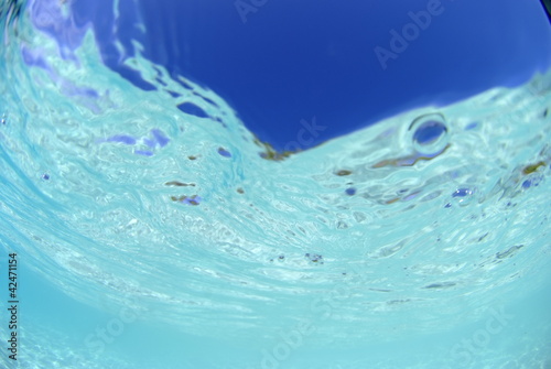 Photo: 白い砂底の浅瀬の水面 白い砂底の浅瀬の水面