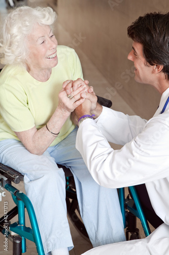 Foto: Doctor with Patient on Wheel Chair Doctor with Patient on Wheel Chair
