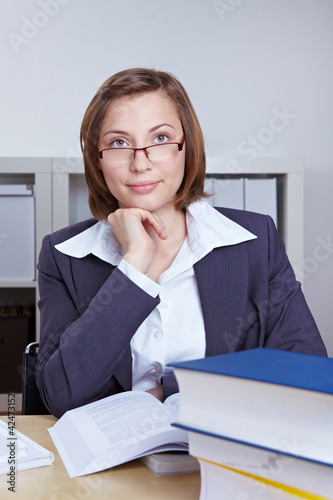 Photo: Anwältin studiert Bücher im Büro Anwältin studiert Bücher im Büro