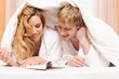 Pärchen liest im Bett