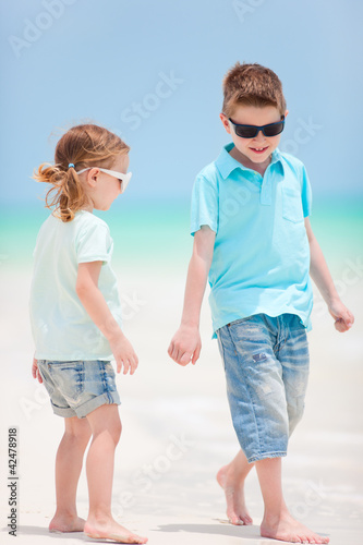 Foto: Kids walking at beach Kids walking at beach