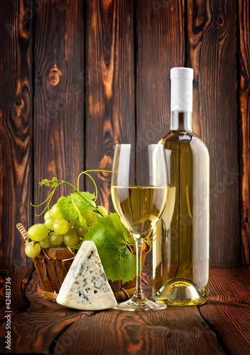 Photo: White wine with grapes and blue cheese White wine with grapes and blue cheese