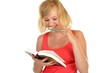 Foto: Junges Mädchen liest Buch beim Zähneputzen Junges Mädchen liest Buch beim Zähneputzen