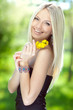 Foto: Portrait of a beautiful young woman with yellow flowers Portrait of a beautiful young woman with yellow flowers