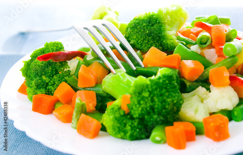 Foto: Mixed vegetables on a plate Mixed vegetables on a plate