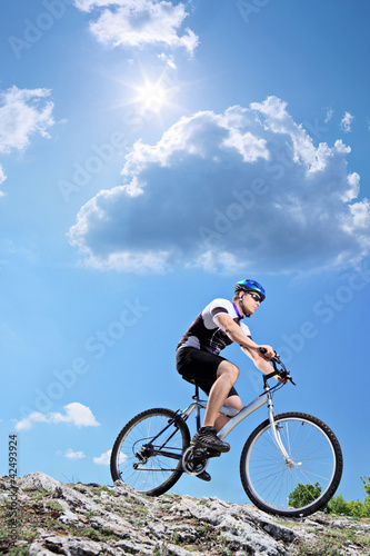 Foto: A bicyclist riding a mountain bike downhill style A bicyclist riding a mountain bike downhill style