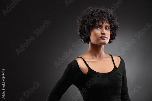 Foto: Portrait of an indian woman posing Portrait of an indian woman posing