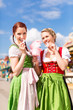 Junge Frauen in traditionellem Dirndl beim Frühlingsfest