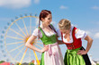 Junge Frauen in Dirndl in Bayern auf Volksfest