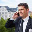 Foto: Manager telefoniert auf Balkon Manager telefoniert auf Balkon