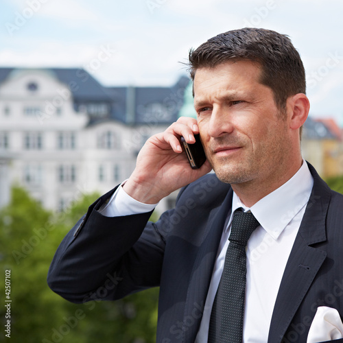 Foto: Manager telefoniert auf Balkon Manager telefoniert auf Balkon