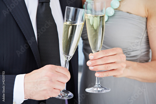 Foto: Paar stößt mit Sekt an Paar stößt mit Sekt an