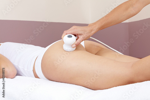 Photo: Hand macht Elektromassage bei Frau Hand macht Elektromassage bei Frau