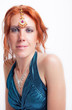 ragazza indoeuropea con bindi ornamentale