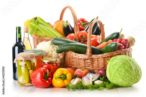 Foto: Wicker basket and grocery isolated on white Wicker basket and grocery isolated on white