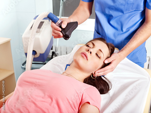 Foto: Patient wearing anesthesia mask at hospital. Patient wearing anesthesia mask at hospital.