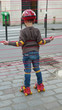 enfant en rolliers dans la rue