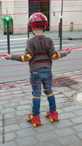 Photo: enfant en rolliers dans la rue enfant en rolliers dans la rue