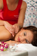 Wellness - Frau erhält Massage in Spa