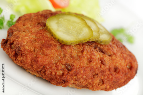 Foto: Frikadelle mit Gewürzgurke Frikadelle mit Gewürzgurke
