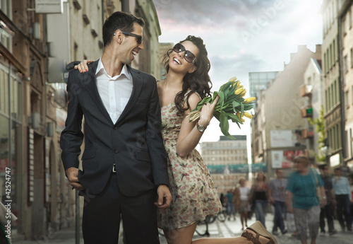 Foto: Happy young people wearing sunglasses Happy young people wearing sunglasses
