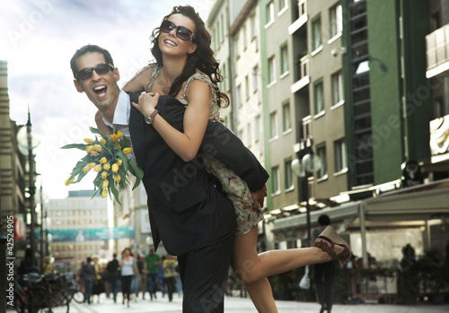 Foto: Happy young people wearing sunglasses Happy young people wearing sunglasses