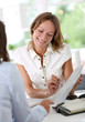 Foto: Woman architect presenting plan to client Woman architect presenting plan to client