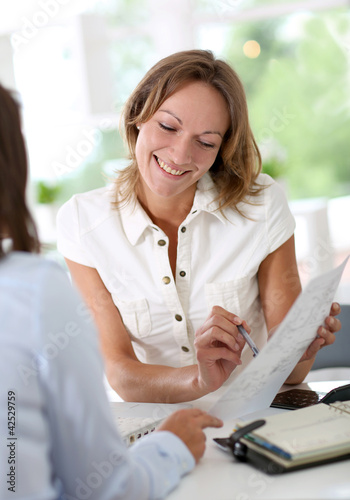 Foto: Woman architect presenting plan to client Woman architect presenting plan to client