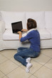 Ragazza con computer sul divano