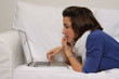 Ragazza con computer sul divano