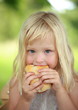 kleines Mädchen beim Picknick