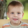 Portrait kleiner Junge draussen