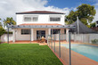 Foto: Modern backyard with pool Modern backyard with pool