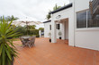 Foto: Modern backyard with table Modern backyard with table