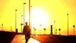 Hombre caminando  durante la puesta de sol