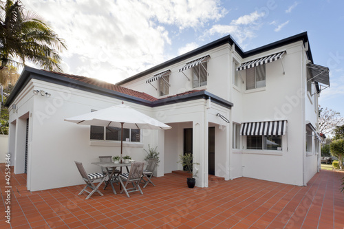 Foto: Modern backyard with table Modern backyard with table