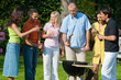 Freunde grillen im Garten