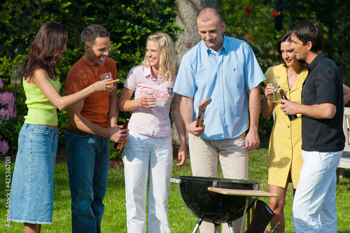 Foto: Freunde grillen im Garten Freunde grillen im Garten