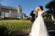 Hochzeitspaar in Rom vor Viktor Emanuel Denkmal