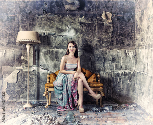 Foto: women in grunge interior women in grunge interior