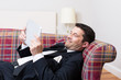 Photo: Mann liest gute Nachrichten Mann liest gute Nachrichten