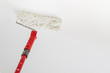 Farbroller streicht Decke