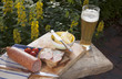 rustikale Brotzeit im Garten