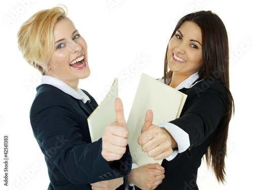 Foto: Girls with application file showing thumb up getting the job Girls with application file showing thumb up getting the job